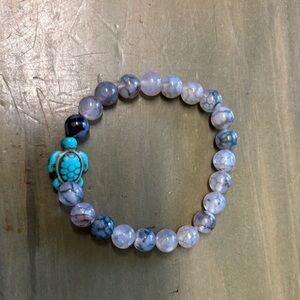 Grey crackle agate/blue turquoise sea turtle 5mm Glass beaded stretch bracelet.